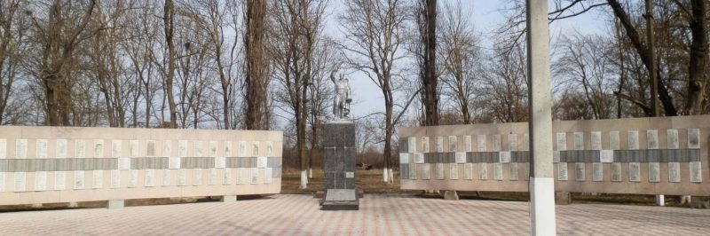 с. Киевское Крымского р-на. Памятник по улице Горького 116б, установленный на братской могиле, в которой похоронено 586 советских воинов.