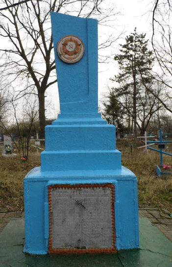 х. Новоивановский Северского р-на. Памятник, установленный на братской могиле, в которой похоронено 28 советских воинов. 