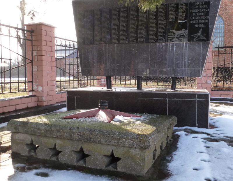с. Великовечное Белореченского р-на. Памятник по улице Советской 55, установленный на братской могиле советских воинов.