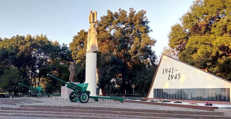 ст-ца. Новодмитриевская Северского р-на. Памятник, установленный на братской могиле, в которой похоронено 1239 советских воинов.