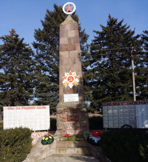 п. Мирской Кавказского р-на. Памятник погибшим землякам, установленный по улице Ленина 85.