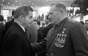 Авиаконструктор Сергей Ильюшин и Андрей Еременко. 1966 г.