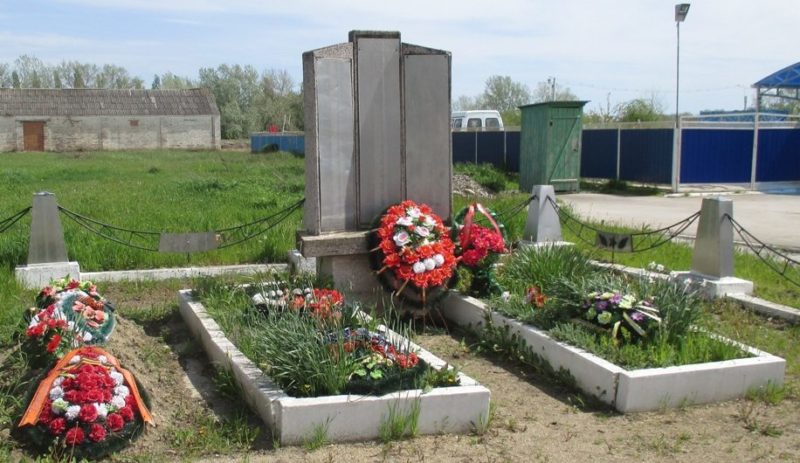 х. Красный Крымского р-на. Памятник по улице Адагумской 74б, установленный на братской могиле, в которой похоронено 312 советских воинов.