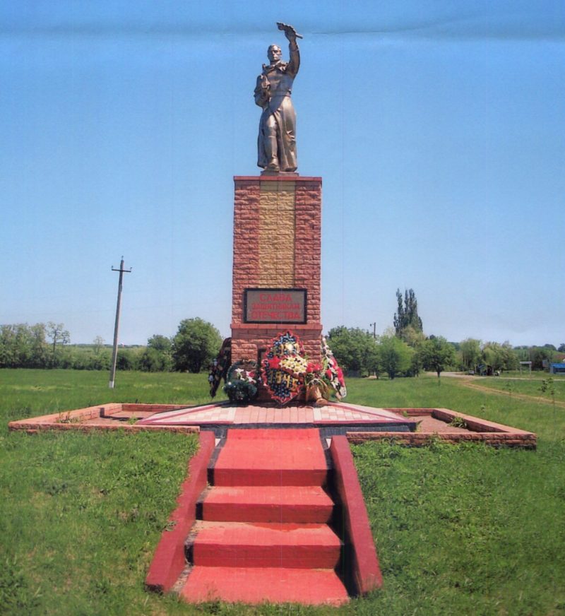 ст-ца. Чамлыкская Лабинского р-на. Памятник, установленный на братской могиле советских воинов.