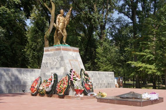 ст-ца. Северская. Памятник по улице Ленина, установленный в 1969 году на братской могиле, в которой похоронено 187 советских воинов. 