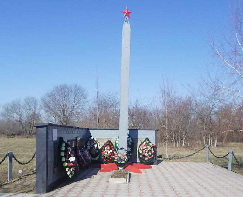 х. Ангелинский Калининского р-на. Памятник по улице Центральной 18, установленный на братской могиле, в которой похоронено 153 советских воина.