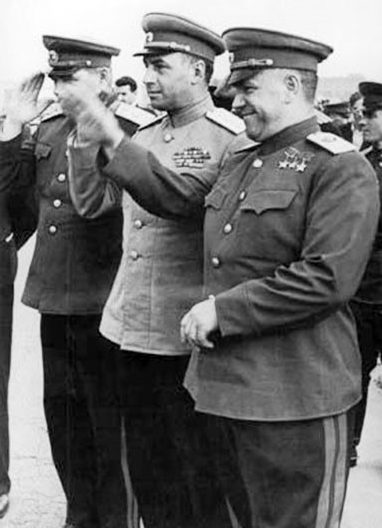Маршал Советского Союза Г.К. Жуков, генерал армии А.И. Антонов и маршал авиации Ф.Я. Фалалеев (справа налево). 1945 г.