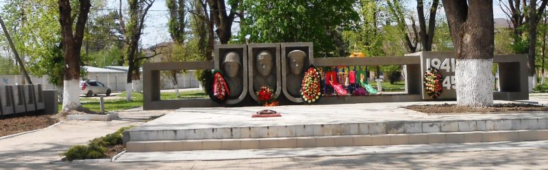 г. Крымск. Памятник по улице Свердлова, установленный на братской могиле, в которой похоронено 246 советских воинов.