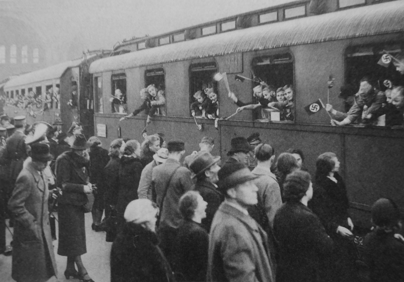 Берлинцы провожают детей, уезжающих в эвакуацию в сельскую местность на Ангальтском вокзале. 8 октября 1940 г. 