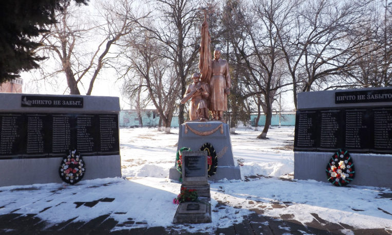 х. Белый Ленинградского р-на. Памятник по улице Горького 234, установленный на братской могиле советских воинов, погибших в боях с фашистскими захватчиками.