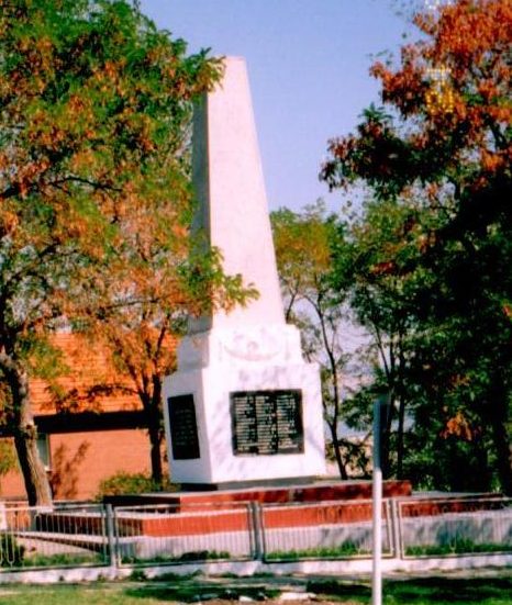 с. Мысхако, Новороссийск. Обелиск у Мысхакского шоссе, установлен на братской могиле советских воинов. 
