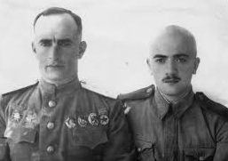Командующий войсками 18-й армии генерал-лейтенант К. Н. Леселидзе с сыном Отаром. 1942 г.