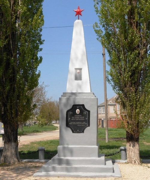 г. Крымск. Памятник, установленный на братской могиле, в которой похоронено 334 советских воина.