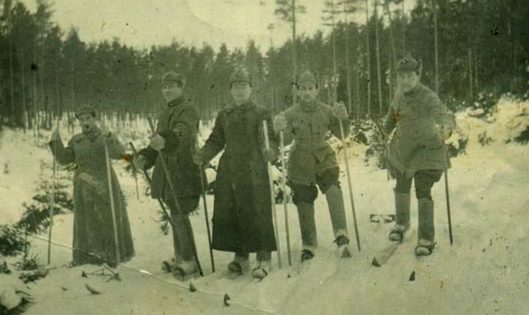 Командующий 18-й армией К. Н. Леселидзе с командующим артиллерией армии Г. С. Кариофилли (слева) и начальником штаба армии Н. О. Павловским. 1943 г.