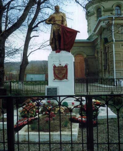 ст-ца. Ставропольская Северского р-на. Памятник по улице Мира, установленный на братской могиле, в которой похоронено 42 советских воина.