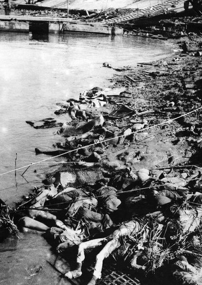 Тела убитых китайцев у реки.