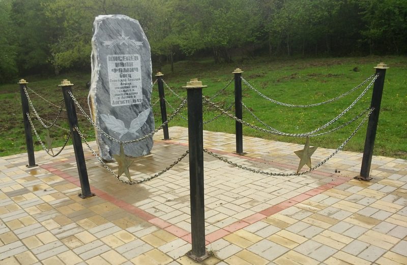 п. Лесной Белореченского р-на. Памятник по улице Лесной, установленный на могиле советского воина Киселева.