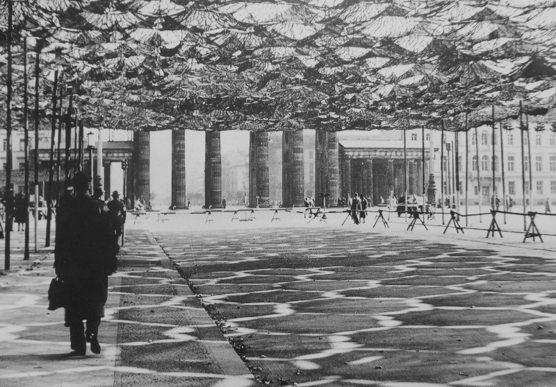 Маскировочная сеть перед Бранденбургскими воротами в Берлине. 1941 г.