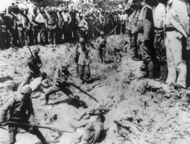 Японские солдаты закалывают штыками китайских пленных. Декабрь 1937 г.