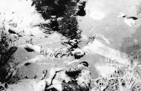 Казненные японскими солдатами китайцы в пруду в окрестностях города. 