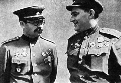 П.А. Ротмистров (слева) и А.С. Жадов, район Прохоровки. Июль 1943 г.
