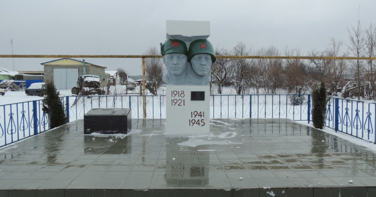 п. Мирный Белореченского р-на. Памятник землякам по улице Шоссейной.