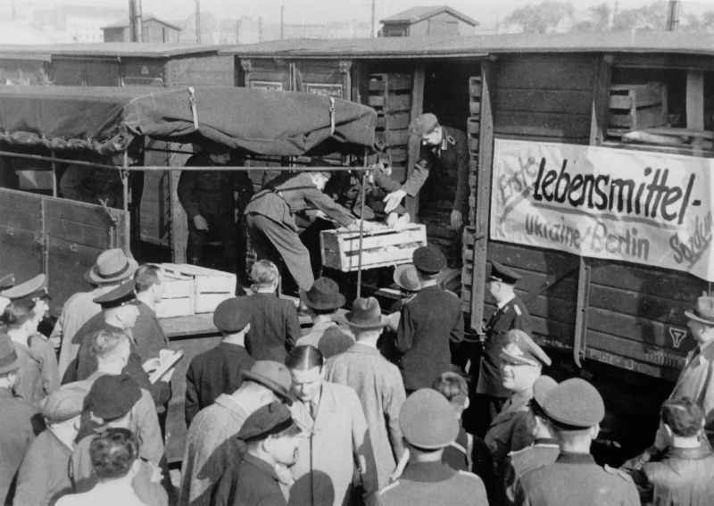 Выгрузка продуктов, доставленных из Украины в Берлин. 1941 г. 