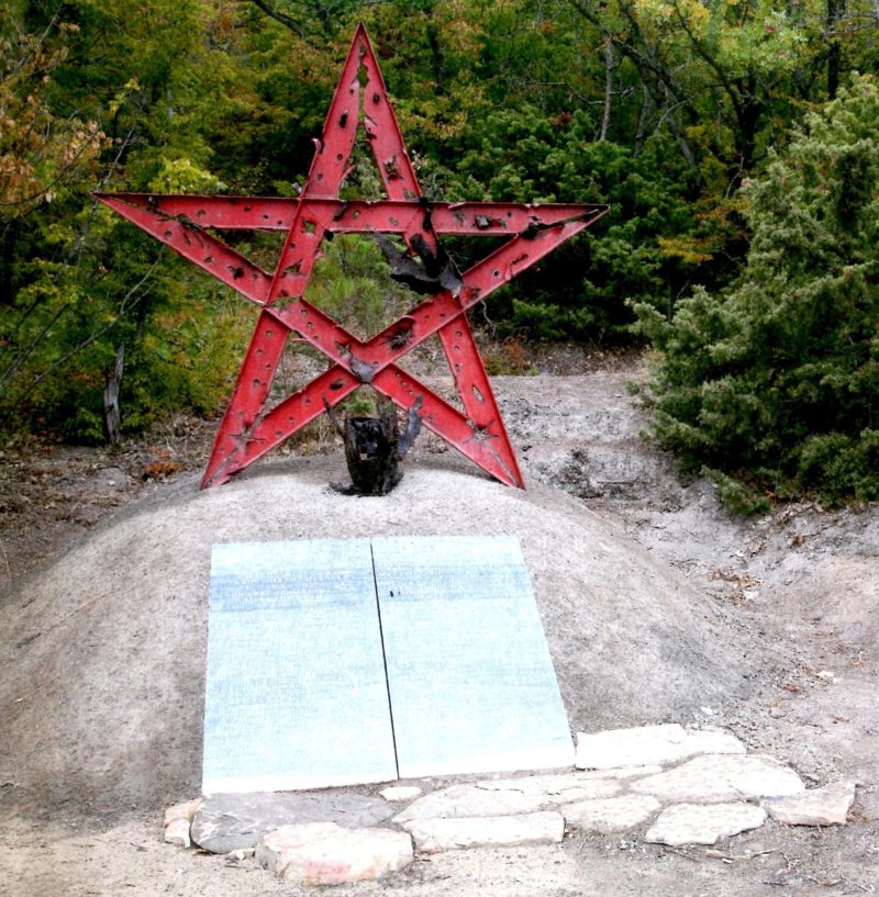 г. Новороссийск, гора Мысхако. Братская могила советских воинов, погибших в боях с фашистскими захватчиками.