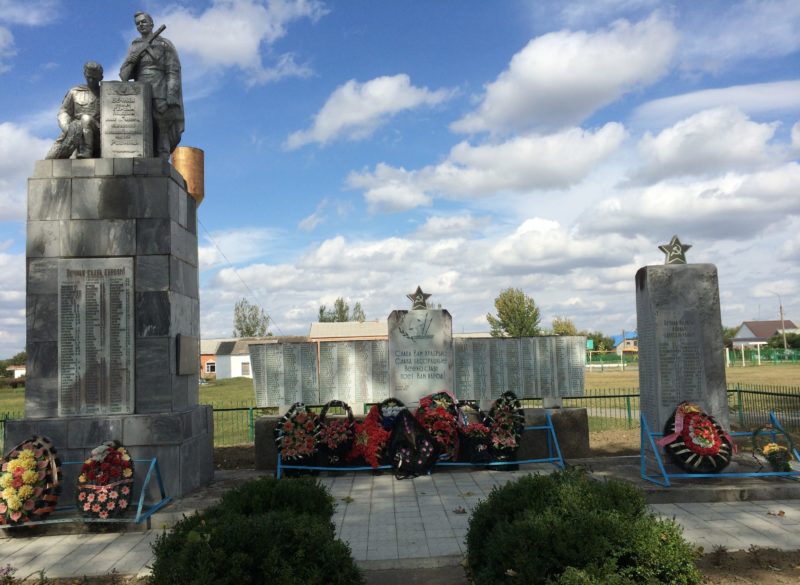 с. Мерчанское Крымского р-на. Мемориал по улице Мира 2в, установленный на братской могиле, в которой похоронено 1160 советских воинов.