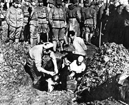 Японцы заживо хоронят китайцев. Декабрь 1937 г.
