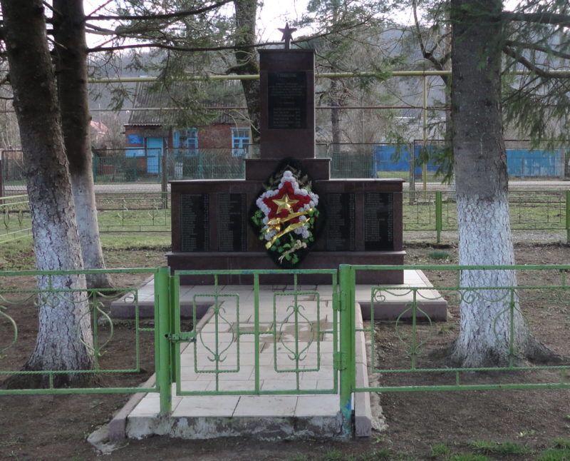 ст-ца. Убинская Северского р-на. Памятник, установленный на братской могиле, в которой похоронено 27 советских воинов.