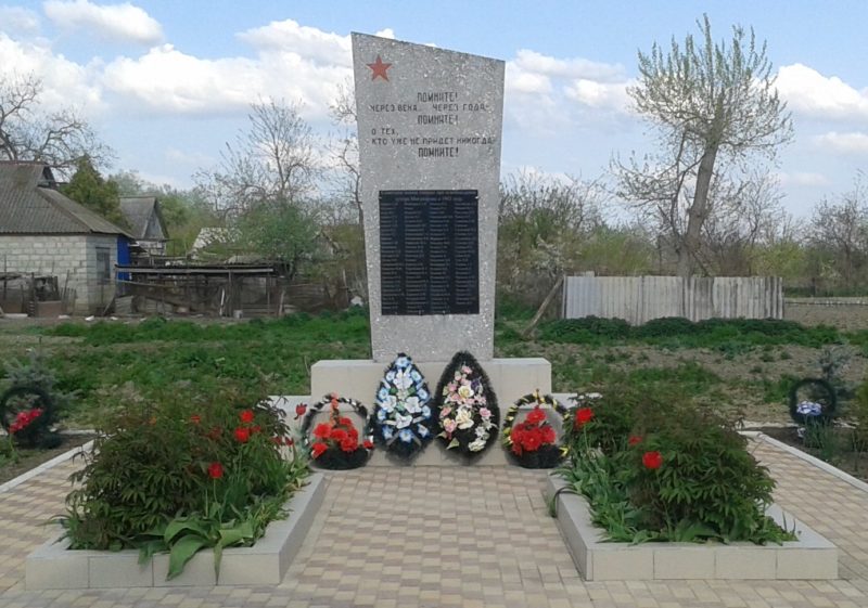 х. Могукоровский Крымского р-на. Памятник по улице Таманской 56, установленный на братской могиле, в которой похоронено 270 советских воинов.