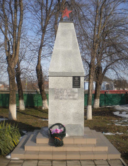с. Новоалексеевское Белореченского р-на. Памятник по улице Красной 21, установленный на братской могиле советских воинов.
