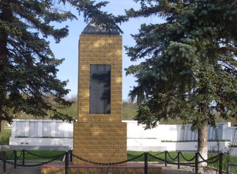 ст-ца. Неберджаевская Крымского р-на. Памятник по улице Ленина 48, установленный на братской могиле, в которой похоронено 2 257 советских воинов.