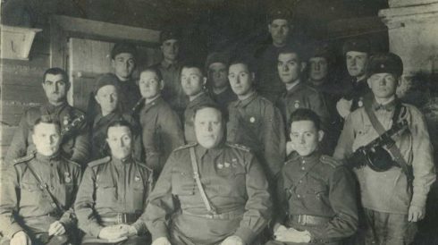 Голубев с бойцами роты охраны. 1943 г. 
