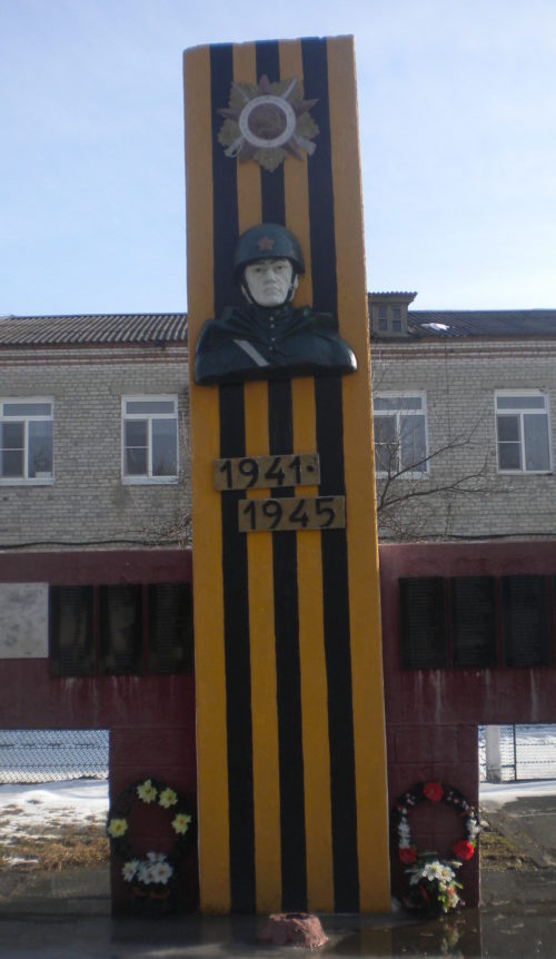 с. Новоалексеевское Белореченского р-на. Памятник землякам, установленный на улице Красной 21.