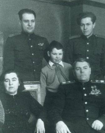 Василевский с сыновьями и внуком. 1949 г.