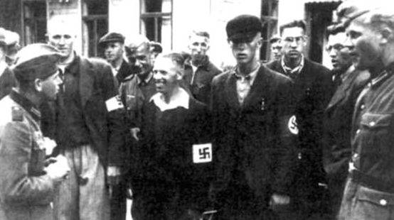 Литовские националисты с немецкими солдатами. Июнь 1941 г.