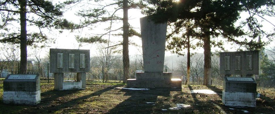 п. Нефтепромысловый Крымского р-на. Памятник по улице Центральной 2, установленный на братской могиле, в которой похоронено 179 советских воинов.
