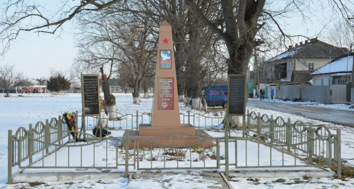 п. Новый Белореченского р-на. Памятник по улице Есенина 18, установленный на братской могиле советских воинов.