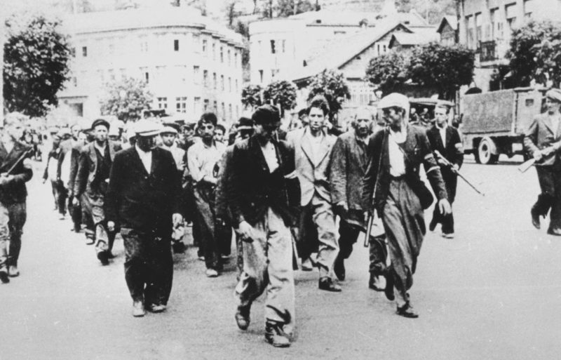 Литовские «белоповязочники» конвоируют евреев. Каунас, 25 июня 1941 г.