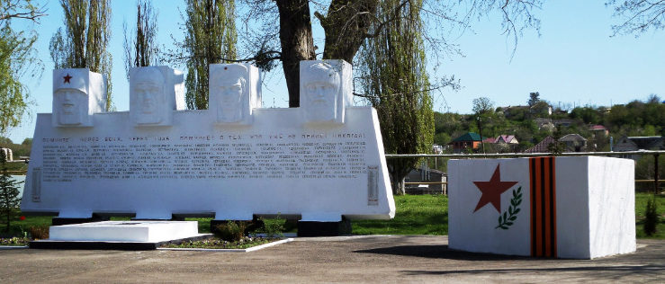 ст-ца. Нижнебаканская Крымского р-на. Памятник у школы №11, установленный на братской могиле, в которой похоронено 114 советских воинов. 