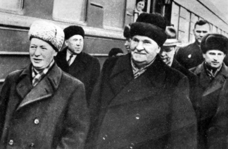 Михаил Шолохов и Михаил Лукин на Ростовском вокзале. 1964 г.
