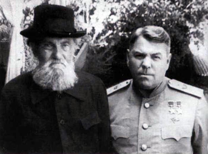 Василевский с отцом. 1955 г. 