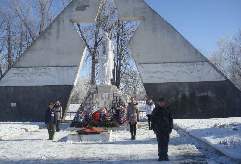 ст-ца. Калининская. Памятник по улице Красной 21, установленный на братской могиле советских воинов.
