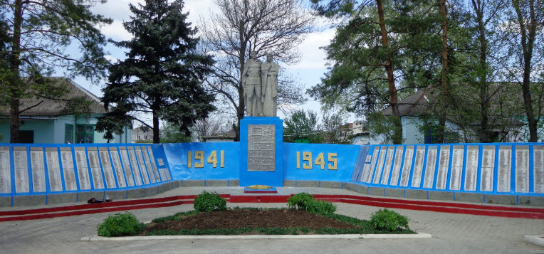 х. Новоукраинский Крымского р-на. Памятник по улице Темченко 15, установленный на братской могиле, в которой похоронено1361 советских воинов.