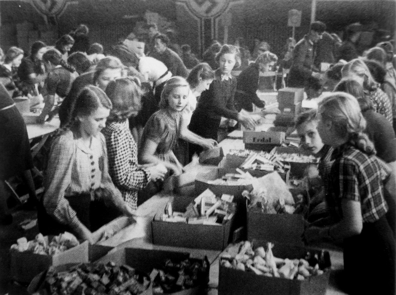 Девочки упаковывают подарки для солдат на фронт. Ноябрь 1942 г. 