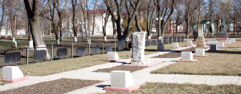ст-ца. Калининская. Мемориал по улице Ленина 144а, установленный у братских могил, в которых похоронено 59 советских воинов.