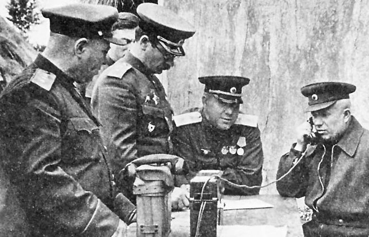 Н.С. Хрущев, А.Д. Штевнев (в центре), П.А. Ротмистров (третий справа), В.Н. Баскаков (второй слева) и И.Р. Апанасенко. Прохоровка. 10 июля 1943 г.