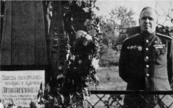 Могила генерала Апанасенко в Белгороде. 1943 г. 